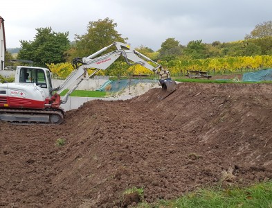 Création de terrasses sur un terrain en pente derrière une maison